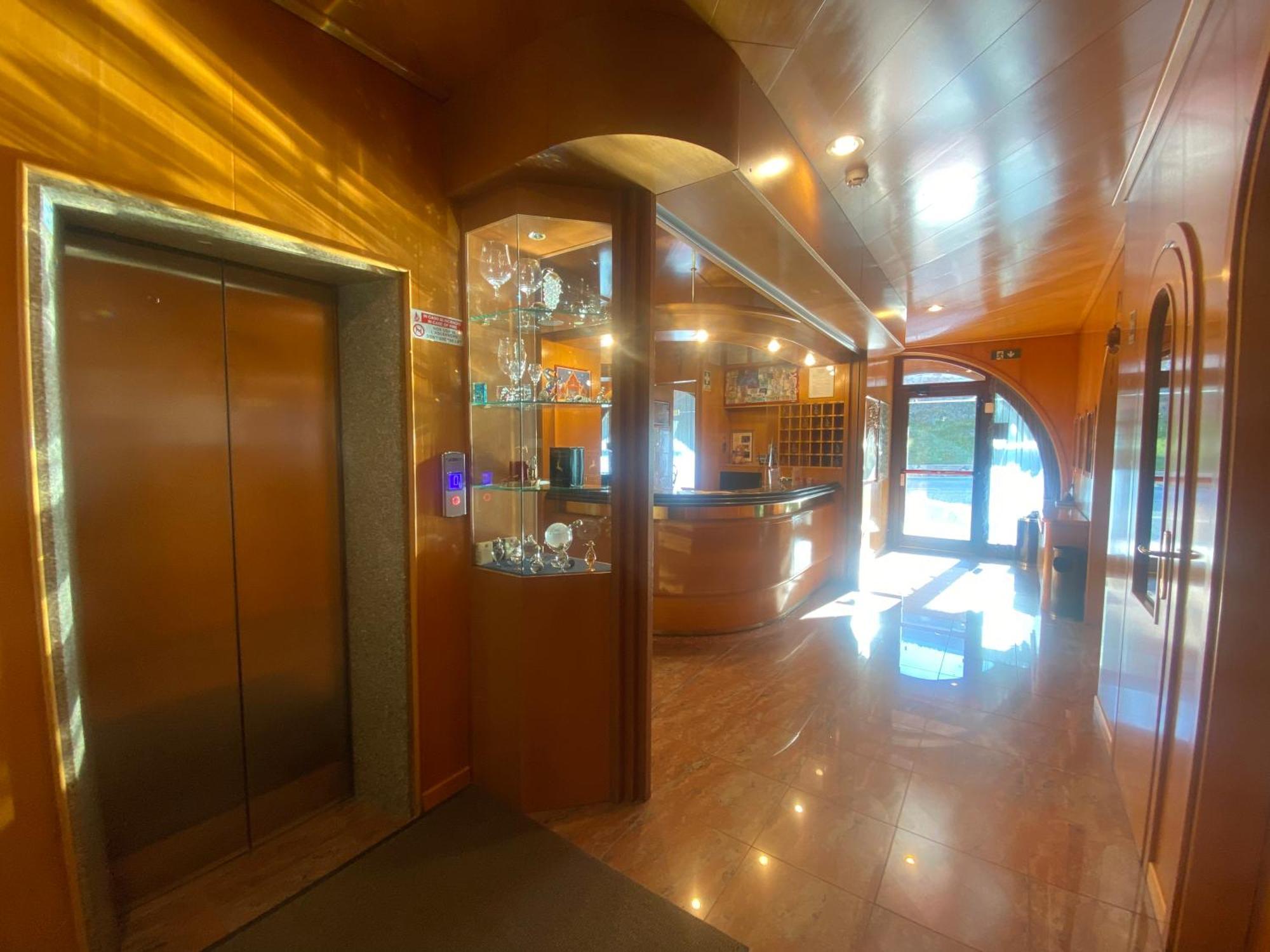 Hotel International ตาร์วีซีโอ ภายนอก รูปภาพ